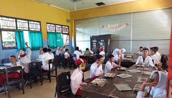 Polsek Labuapi Dukung Penuh Uji Coba Program Gizi Nasional untuk Siswa