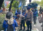 Polisi Bagikan 500 Duz Air Mineral Dan Permen Untuk Massa Buruh Di DPR