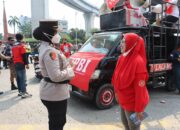 Aksi Humanis Polres Pelabuhan Tanjung Priok Bagikan Minum dan Roti Saat Buruh Rayakan May Day