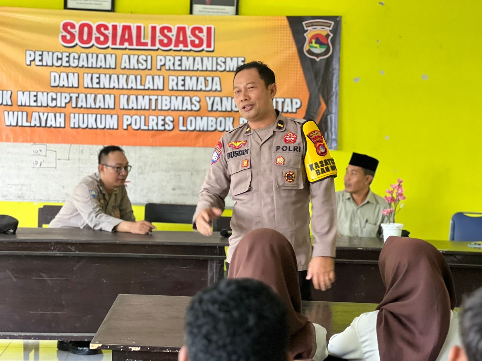 Sat Binmas Polres Lombok Barat Edukasi Siswa SMKN Kuripan Soal Bahaya Narkoba