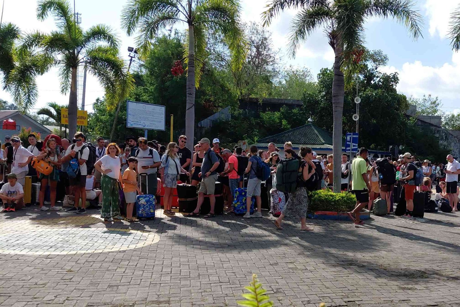 Pelabuhan Lembar Padat Wisatawan Asing, Imbas Penutupan Fast Boat Akibat Cuaca Buruk