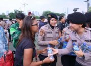 Aksi Humanis, Polwan Bagikan Air Mineral dan Roti untuk Massa Demo di Depan DPR