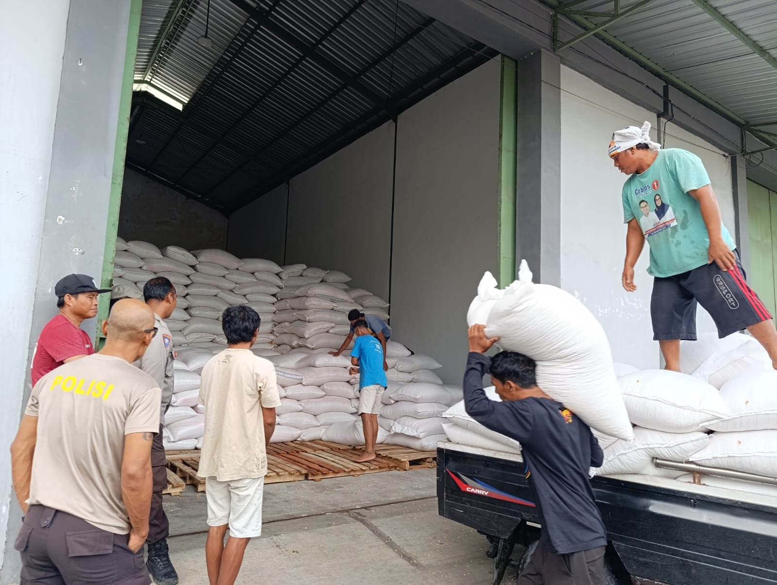 Bulog Mataram Serap 3,4 Ton Jagung Petani Gerung dengan Pengawalan Polisi