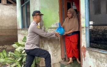 Ringankan Beban Sesama, Kapolres Bima Melalui Kapolsek Madapangga Salurkan Bantuan Sembako Bagi Warga Terdampak Banjir di Desa Monggo dan Desa Ncandi