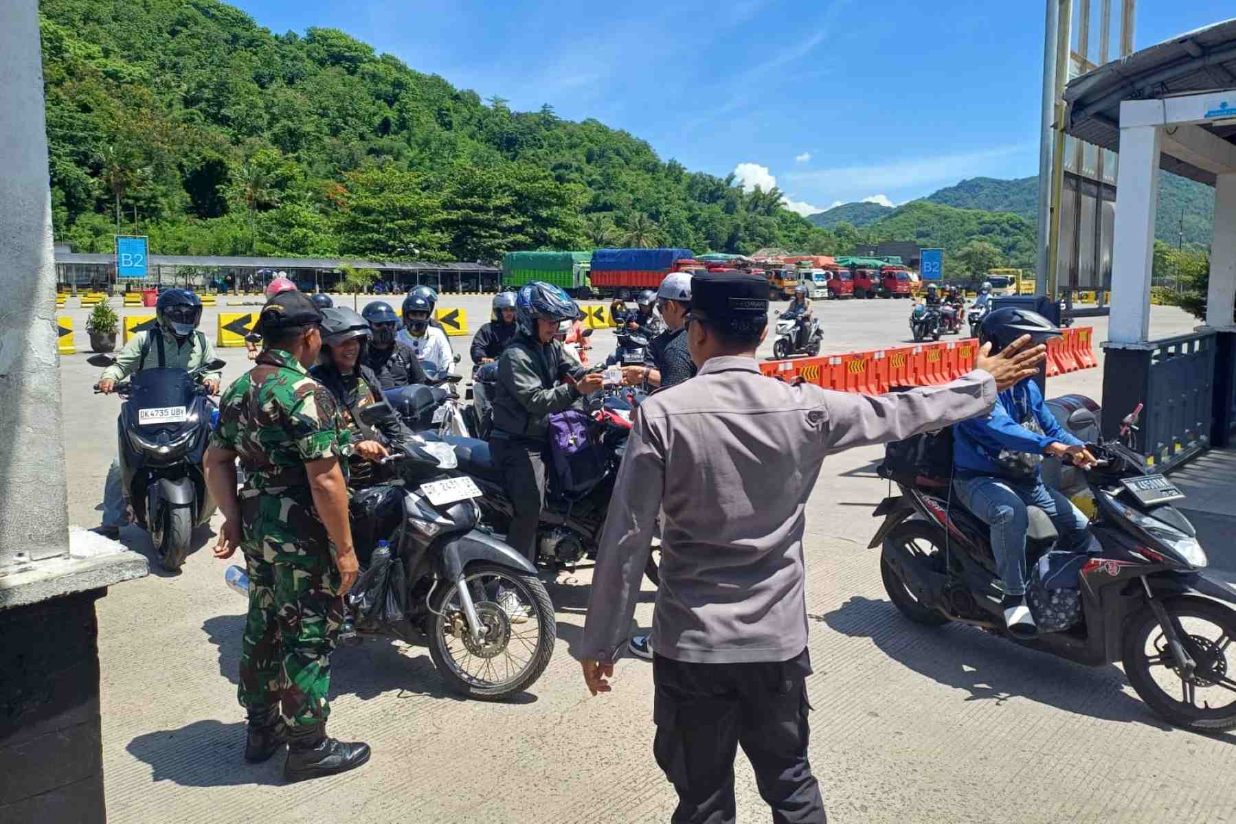 Antisipasi Kerawanan Nataru: Polsek Lembar Cek Dokumen Kendaraan Kapal